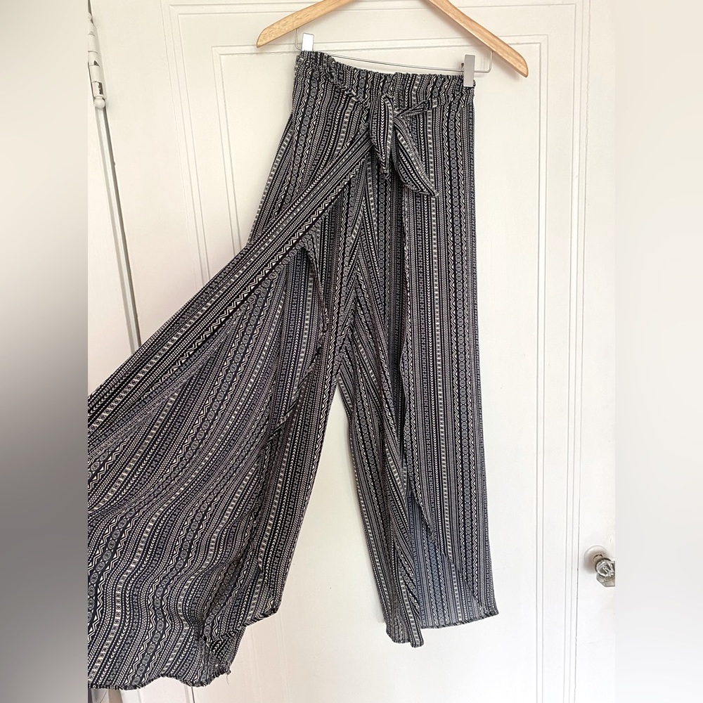 Beachy, tied, split leg patterned pants, size large.